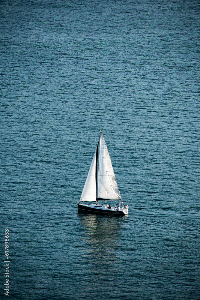 Barco solitario en el inmenso mar azul