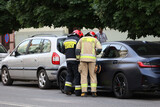 Akcja straży pożarnej podczas wypadku samochodowego. Ratowanie rannego kierowcy.