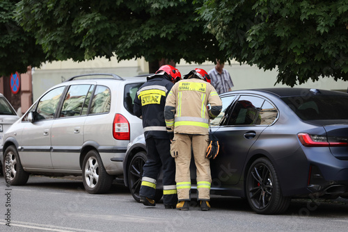 Akcja straży pożarnej podczas wypadku samochodowego. Ratowanie rannego kierowcy.