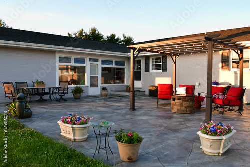 Fotografia Patio living space with comfortable seating around fire pit under pergola