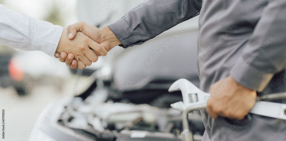 The male mechanic's hand holds the wrench Are showing solidarity with colleagues , Concept of engineer and auto repair The male mechanic's hand holds the wrench Are showing solidarity with colleagues , Concept of engineer and auto repair