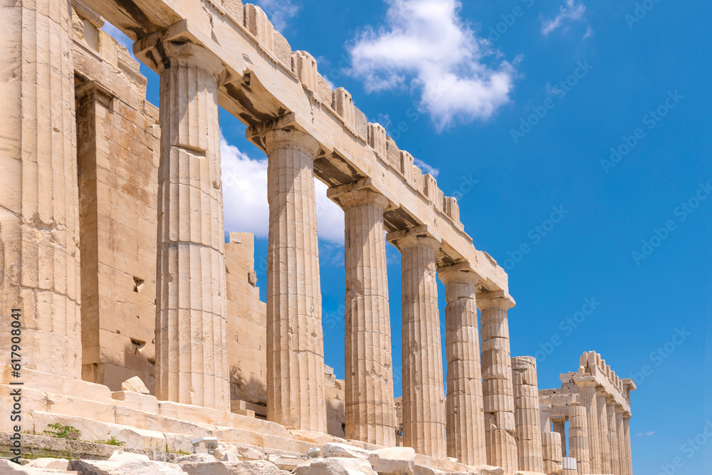 Obraz premium Greece, Ancient landmark citadel Acropolis in Athens, a UNESCO site.