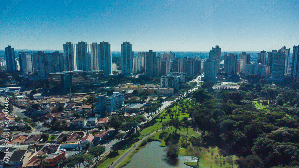 Fototapeta premium Cidade de Curitiba no Paraná captada do alto por um drone.