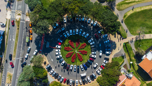 Visão aérea de carros estacionados próximo a um parque no Brasil. 