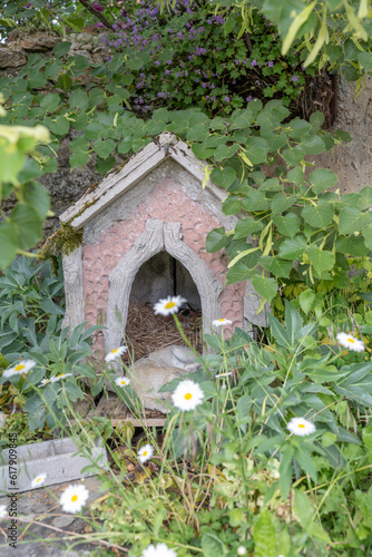 patite niche en pierre pour tortue de terre dans un jardin photo