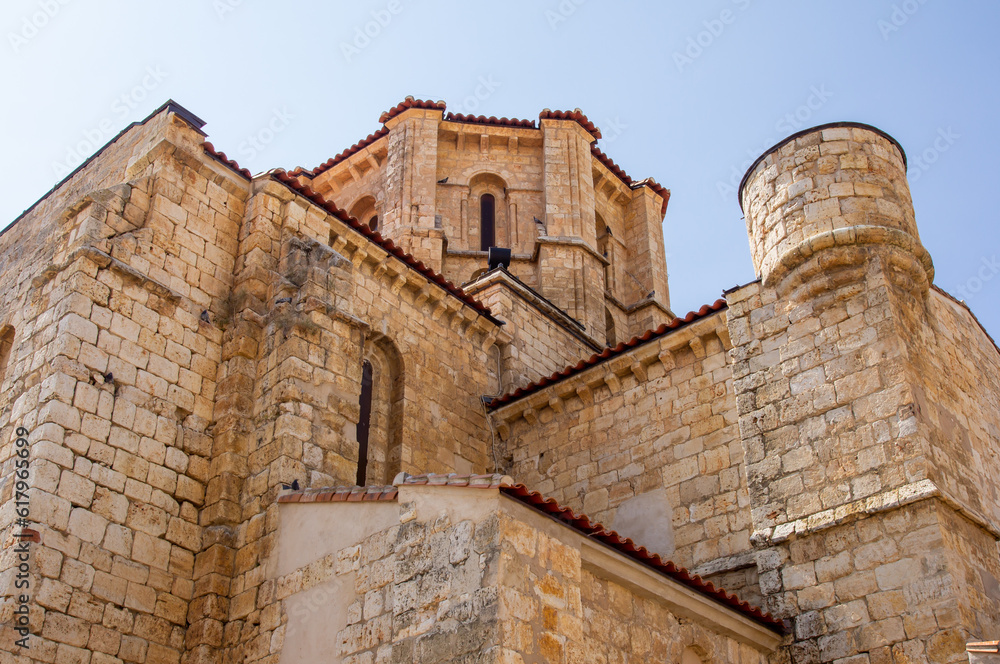 Cimborrio octogonal de una iglesia románica del siglo 13.