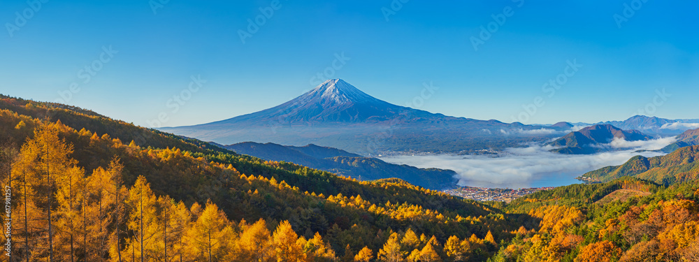 河口湖越しに朝の富士山を望む
