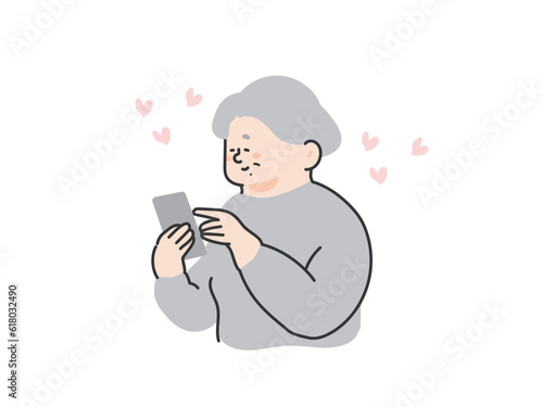 スマートフォンを操作する笑顔なシニア女性