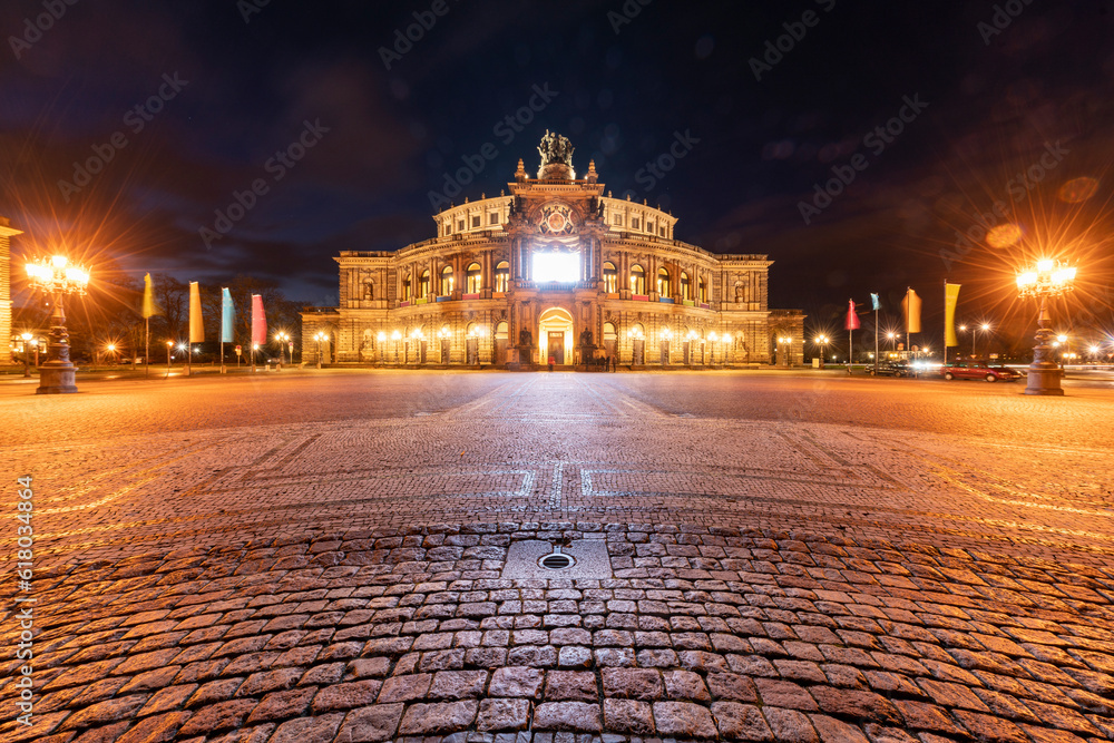 Fototapeta premium Semperoper Dresden at theaterplatz at night, Dresden, Germany