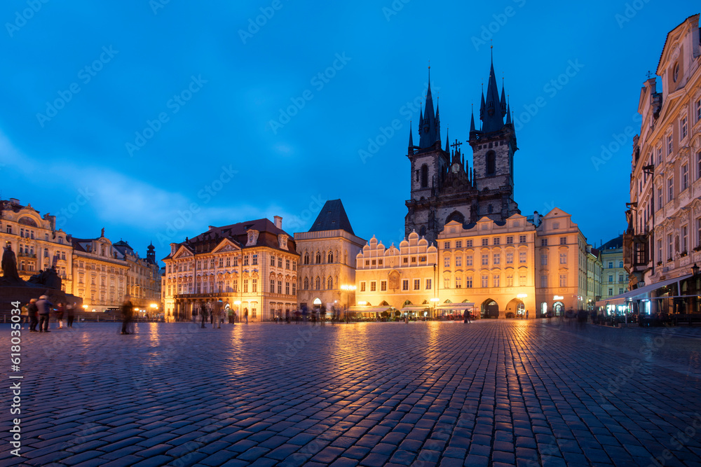 Fototapeta premium Old Town Square and Church of Our Lady before Týn at night