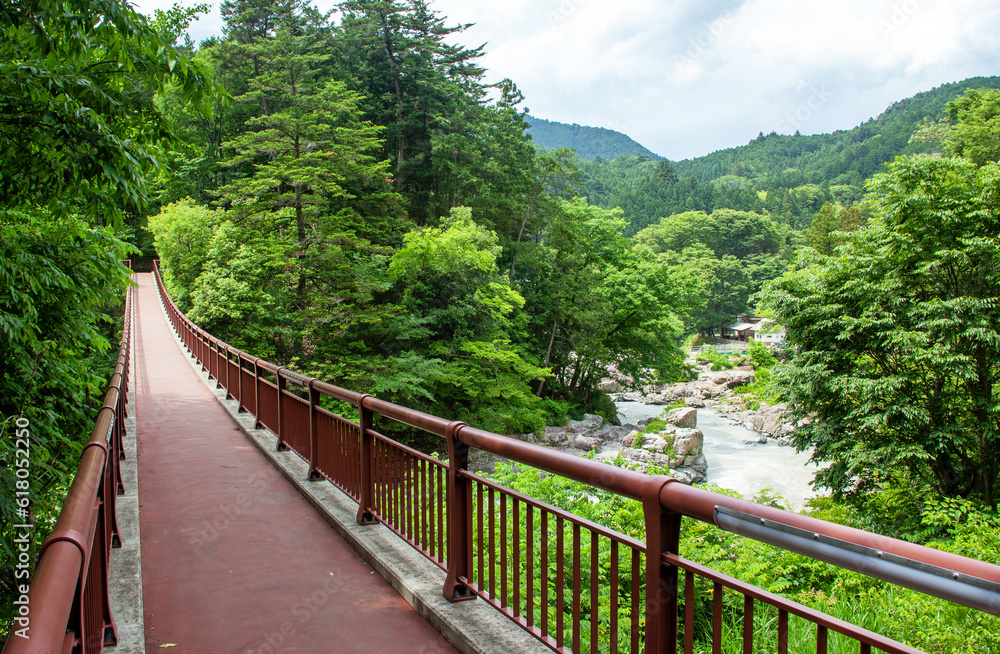 秋川渓谷　石舟橋｜渓谷を渡る朱色の美しい吊り橋です
