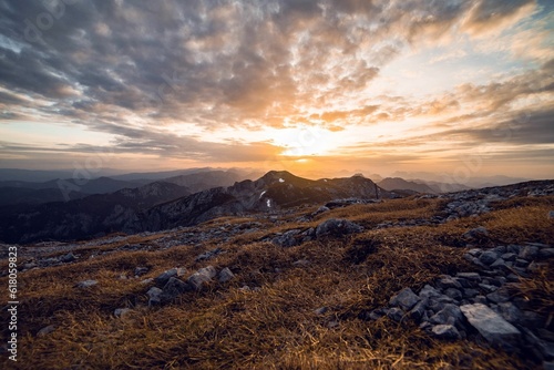 Fototapeta Naklejka Na Ścianę i Meble -  Stunning landscape featuring a horizon line of rocky hills and lush grass
