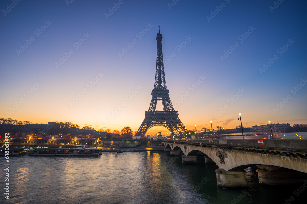 Fototapeta premium The Eiffel tower at sunrise in Paris