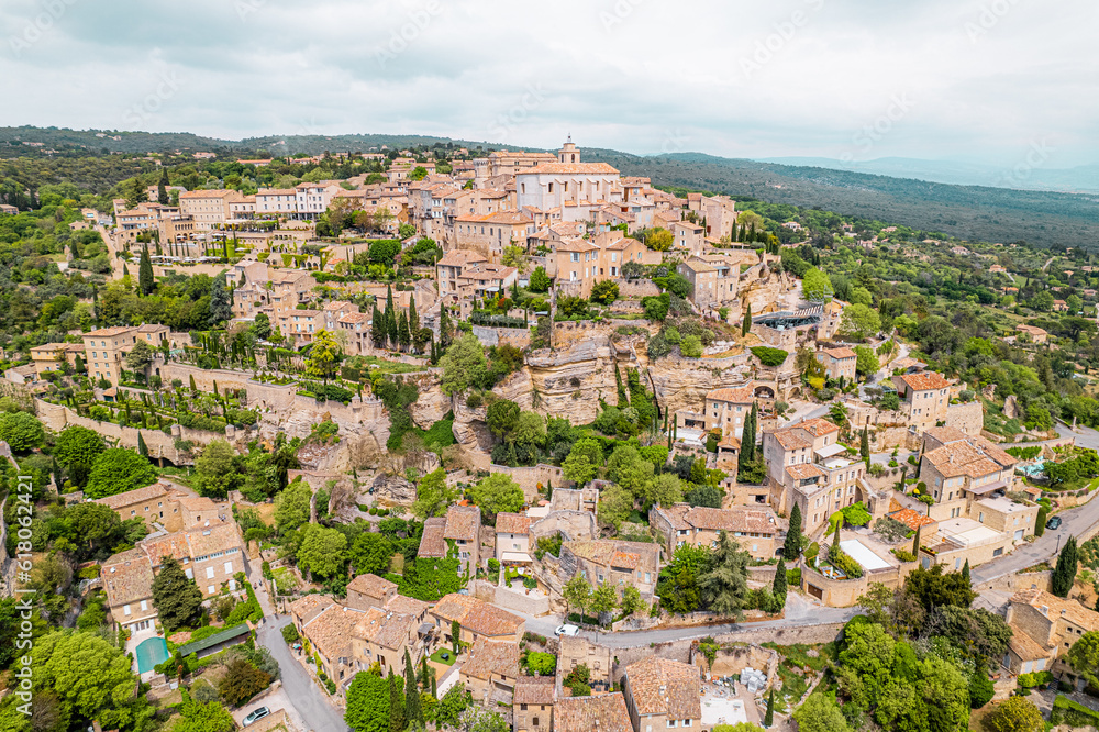 Φωτογραφία view of the small village of Gordes in France