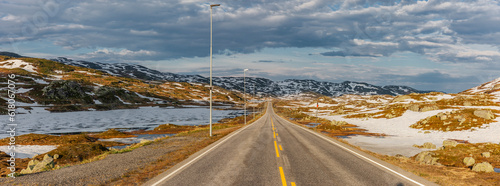 Fernstrasse über ein Fjell in Norwegen