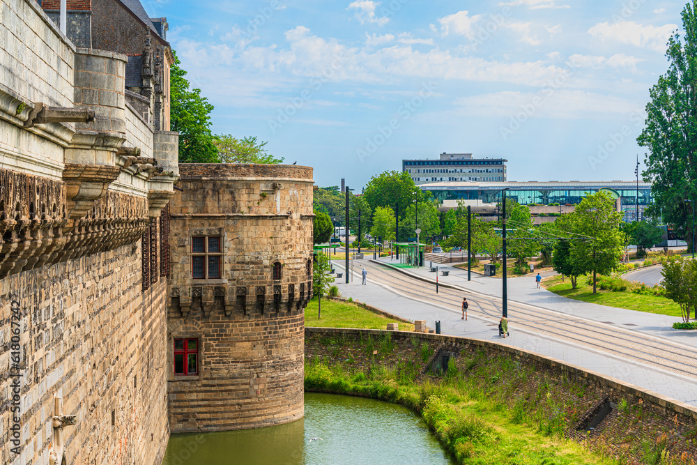 Φωτογραφία View of Nantes city in France with the Brittany Dukes Castle on the left