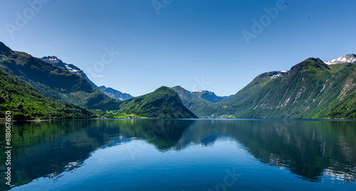 Wasserspiegelung an einem Fjord in Norwegen © by-studio