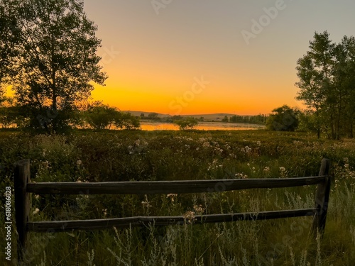 Φωτογραφία Beautiful sunset over Burlington Lake in northeast Wyoming on a summer evening