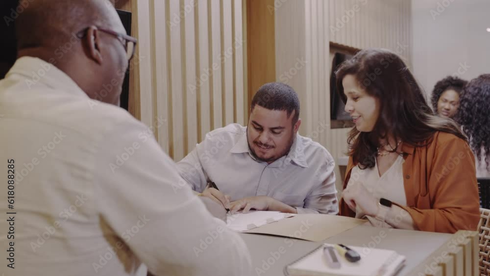 casal Brasileiro assinando um contrato de emprestimo bancario em uma agencia de banco no Brasil casal Brasileiro assinando um contrato de emprestimo bancario em uma agencia de banco no Brasil