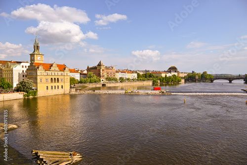 Blick von der Karlsbrücke über die Moldau auf Prag (goldene Stadt)