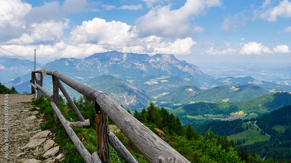 Ausblick vom Purtschellerhaus auf die Berchtesgadener Alpen und Berchtesgaden mit Untersberg