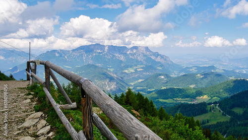 Ausblick vom Purtschellerhaus auf die Berchtesgadener Alpen und Berchtesgaden mit Untersberg