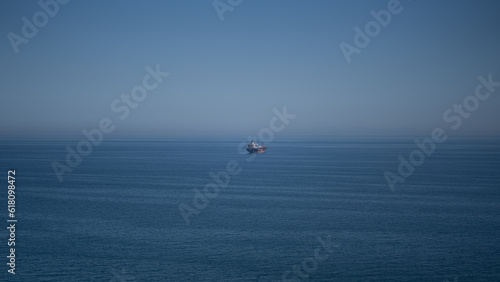 A ship in the middle of the sea © Tako
