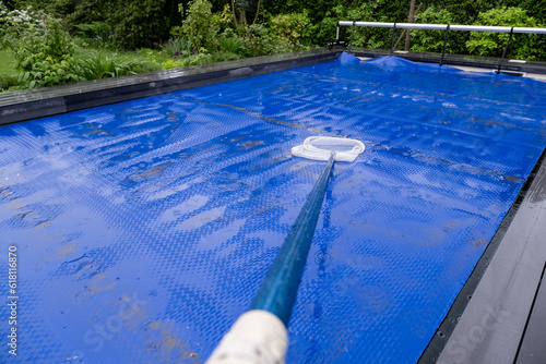 Geplanter Pooltag fällt ins Wasser, der Sommer lässt auf sich warten.