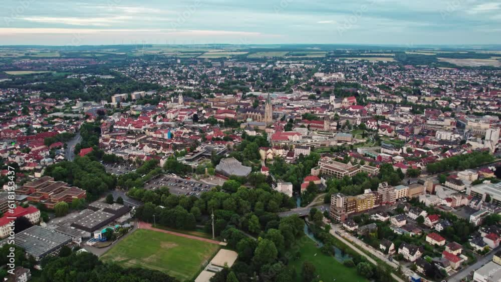 Drohnenaufnahmen von dem Dom und der Stadt Paderborn in Deutschland Drohnenaufnahmen von dem Dom und der Stadt Paderborn in Deutschland