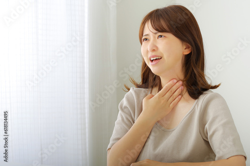 首のまわりが痛そうな若い女性 Free Download 首のまわりが痛そうな若い女性 - GFXLoad