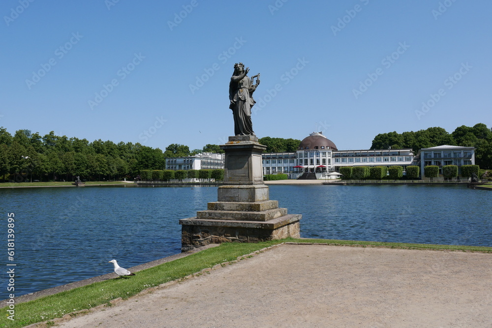 Skulptur am Hollersee im Bremer Bürgerpark