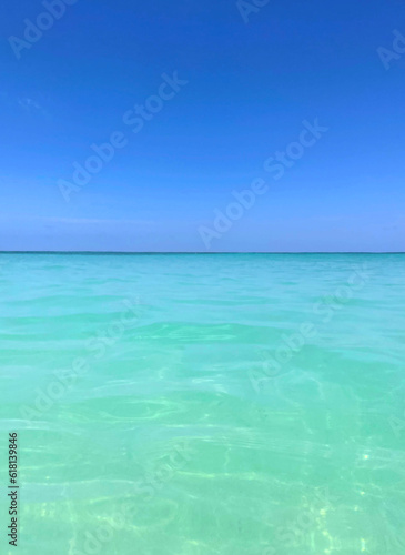 エメラルドグリーンの青い海