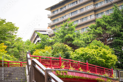 日本の兵庫県神戸市にある有名な温泉街である「有馬温泉」の橋の写真。