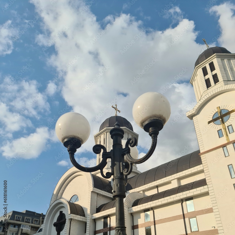 A street light with a building in the background