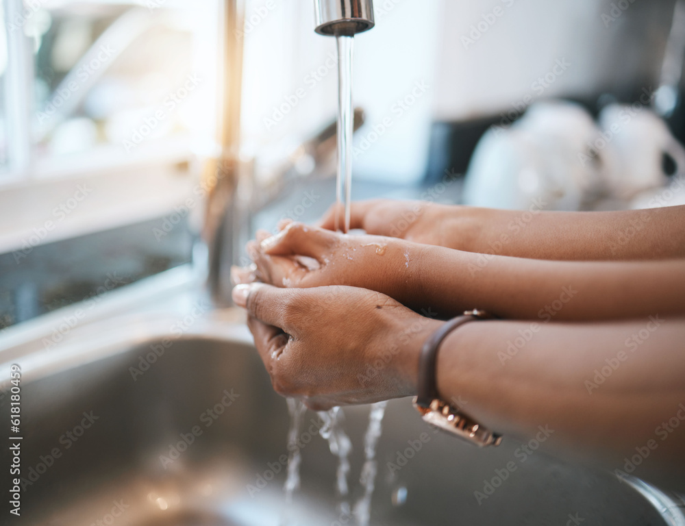 Φωτογραφία Washing hands, kitchen and parent with a child in their home for hygiene or cleaning at the sink