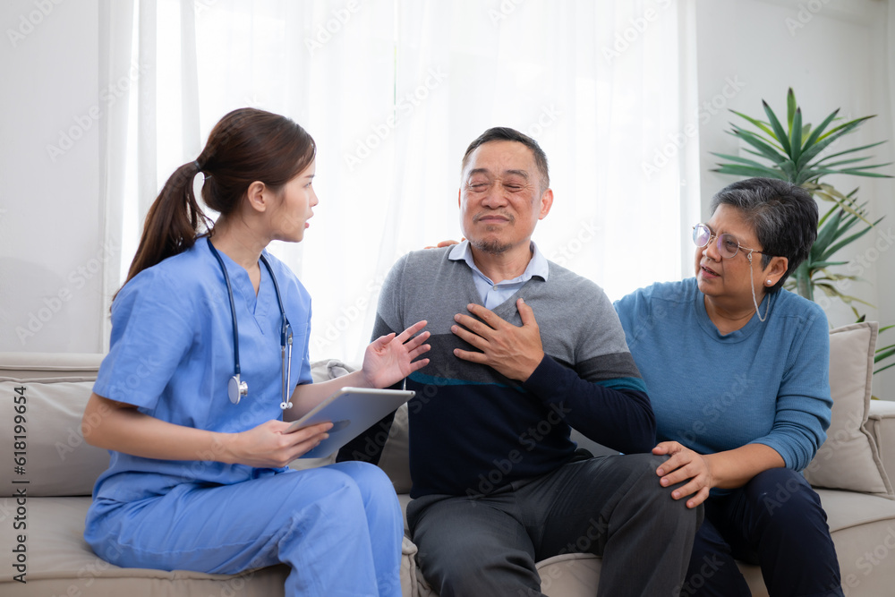 Obraz premium Asian senior patient talking with doctor and nurse on sofa at home