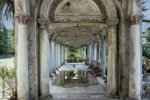 Tableau sur toile Crumbling pavilion with marble colonnade of abandoned railway platform Gagrypsh in Gagra, Abkhazia
