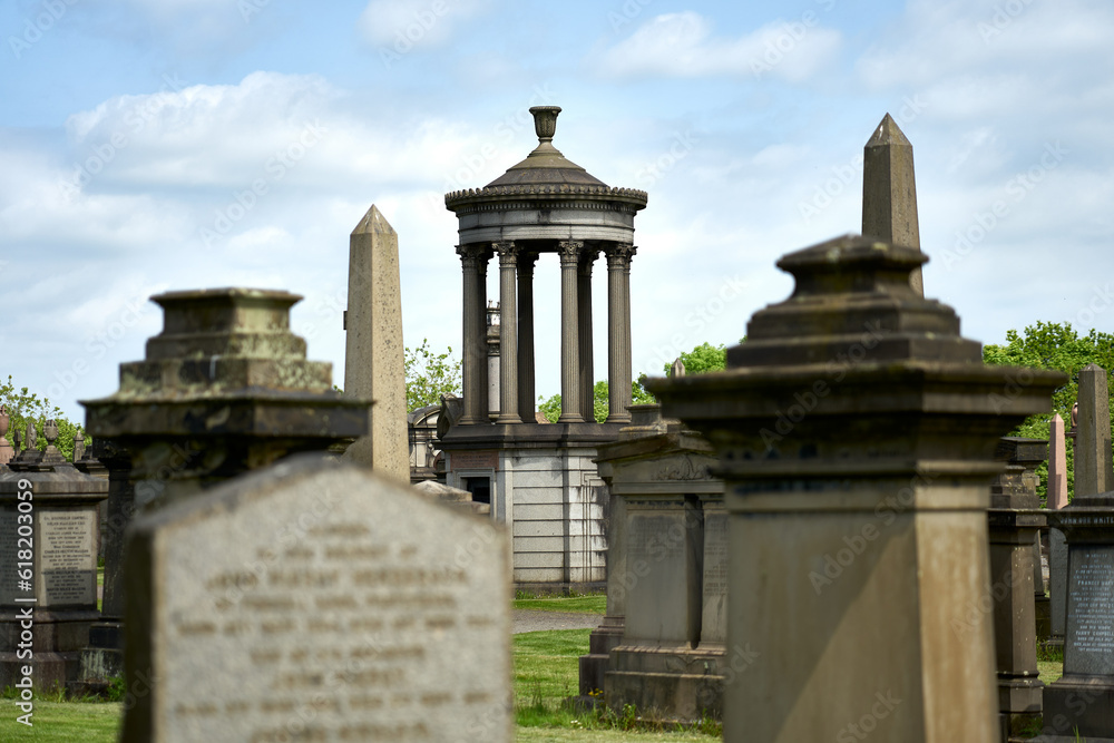 Steinpavillon auf Friedhof hinter Grabsteinen