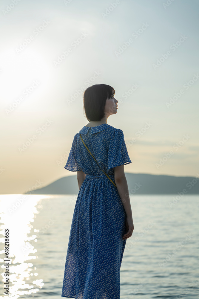 夕暮れの海にいる女性 夕暮れの海にいる女性