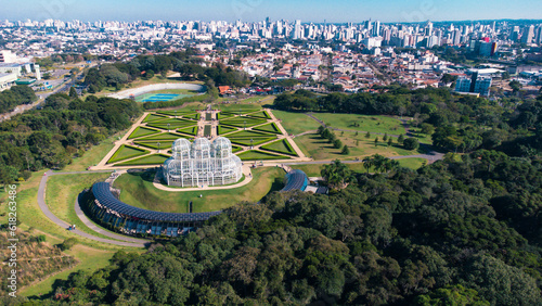 Visão aérea do parque Jardim Botânico na cidade de Curitiba Paraná Brasil captada do alto por um drone em um dia de sol de 2023.