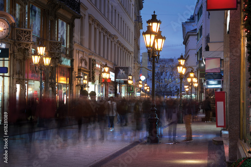 Canvas Print Crowded shopping street at night