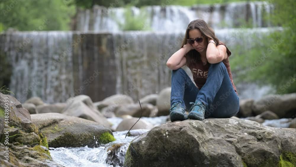 Donna sul fiume in piena