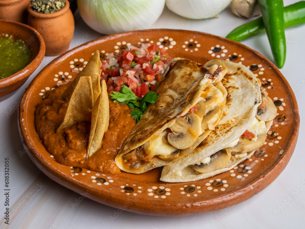 Quesadillas mexicanas, quesadilla con champiñones, comida mexicana, deliciosa gastronomia