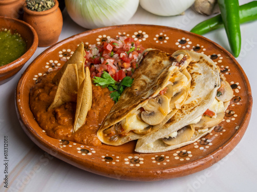 Quesadillas mexicanas, quesadilla con champiñones, comida mexicana, deliciosa gastronomia tradicional