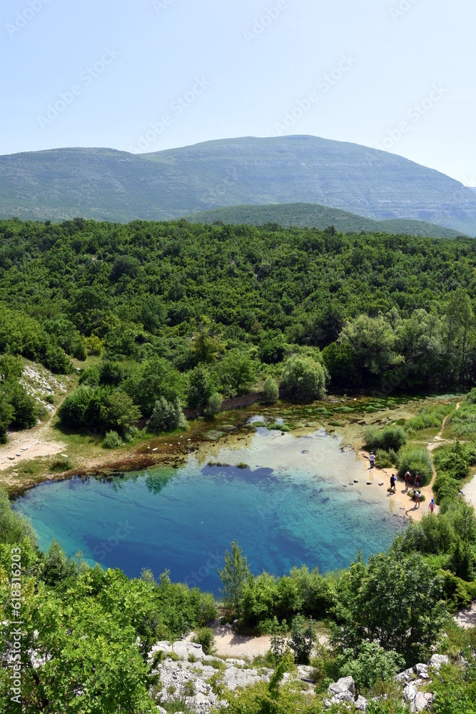 Źródło rzeki Cetina, woda, Chorwacja, atrakcja turystyczna, natura, krajobraz, jezioro, lato, podróże,