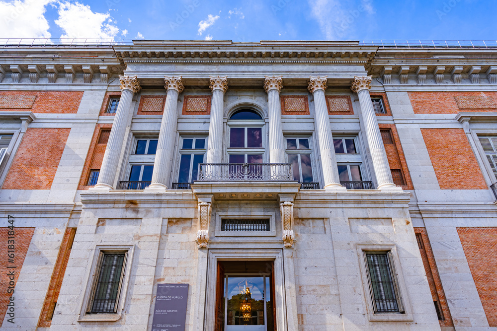 Museo del Prado de Madrid, España. Gran edificio público clásico con fachada con columnas de estilo europeo.