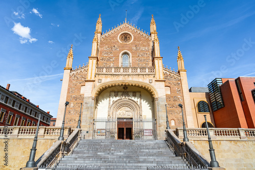 Konstfotografi Una iglesia de Madrid, típica iglesia católica en la ciudad de Madrid junto al Museo del Prado