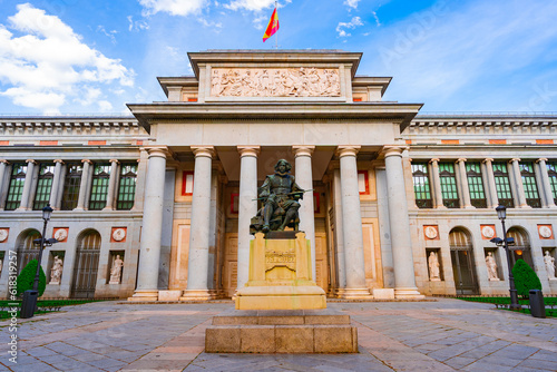 Museo del Prado de Madrid, España. Gran edificio público clásico con fachada con columnas de estilo europeo.