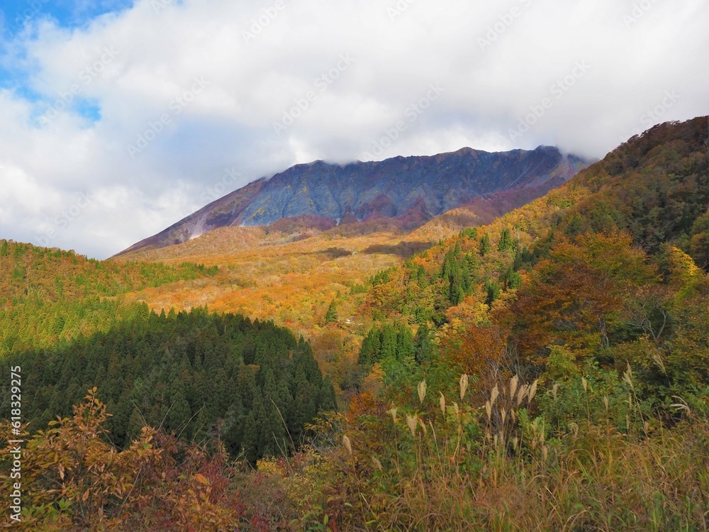 the Kagikake Pass is known as a famous sightseeing spot for seeing the spectacular southern face of Mt. Daisen