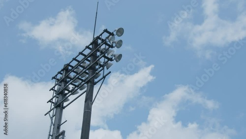 夏の青空と、野球場の照明